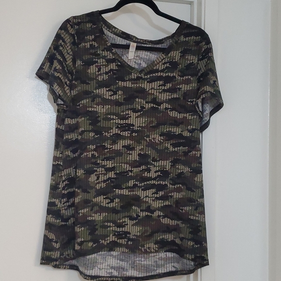 Lularoe Christy T, Camouflage - Picture 1 of 4